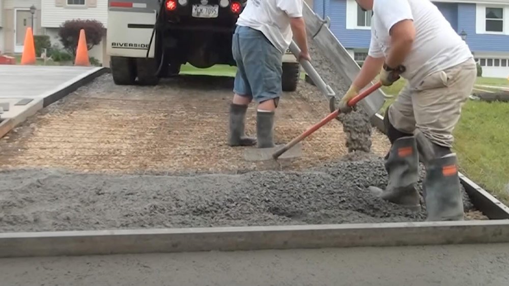 Handled-Concrete-Spreader-working
