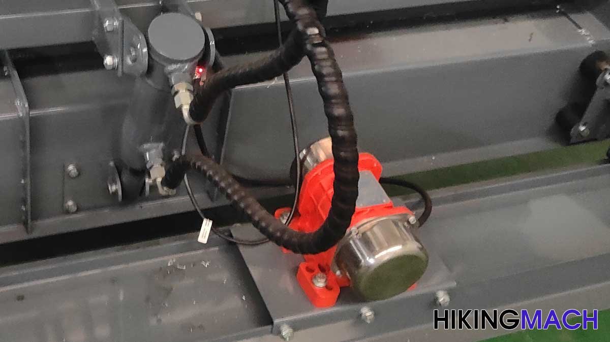 It is equipped with a 4000hz high-frequency vibration motor to make the flattened concrete more compact