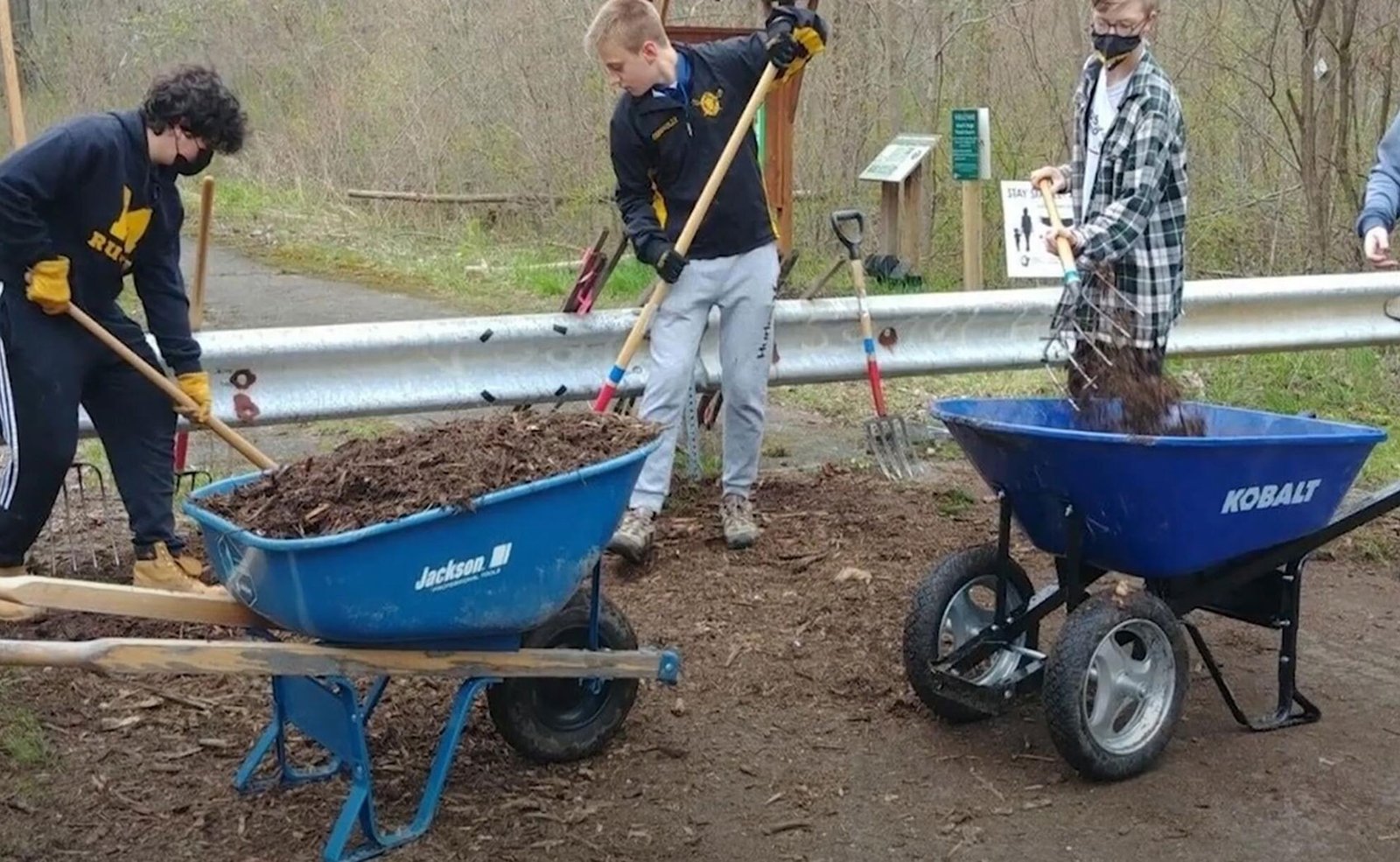 Single-wheel and Dual-wheel wheelbarrows are working
