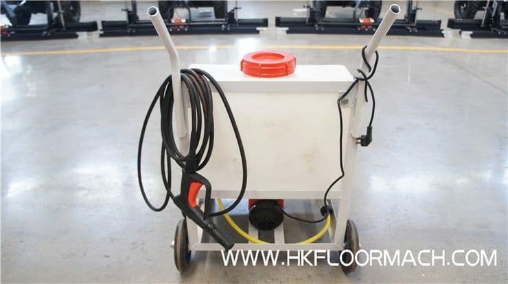 The high-pressure washer of the laser screed The high-pressure washer is provided free of charge, so that the customer can clean the concrete stuck on the machine in time after use and improve the service life of the machine.