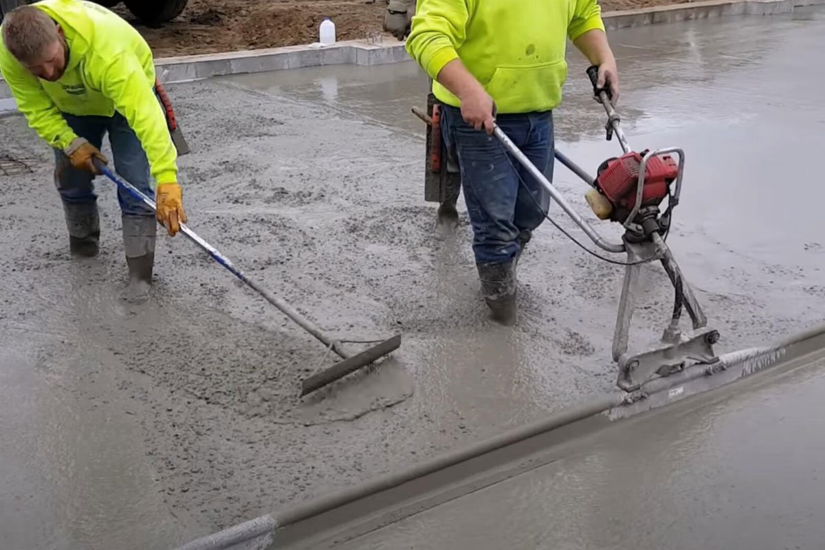 Vibrating concrete screed working